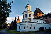 Novgorod - mura del Cremlino (Detinets), torre di Pokrovskaya (XVI sec) con la Chiesa dell'Intercessione.